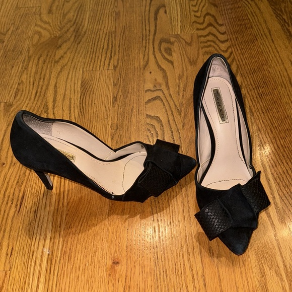 COPY - Tahari Black Bow Pumps - Picture 3 of 6